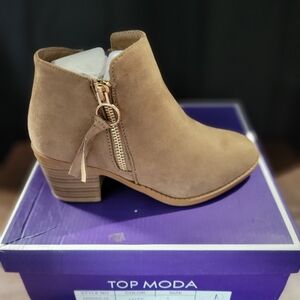 Top Moda size 5 Taupe booties